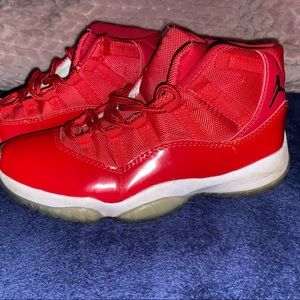 Red Jordan’s. Not sure the exact ones.
